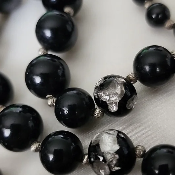 Rare VINTAGE GLASS SILVER INFUSED MURANO GLASS BEADED NECKLACE WITH BARREL CLASP - Picture 8 of 13